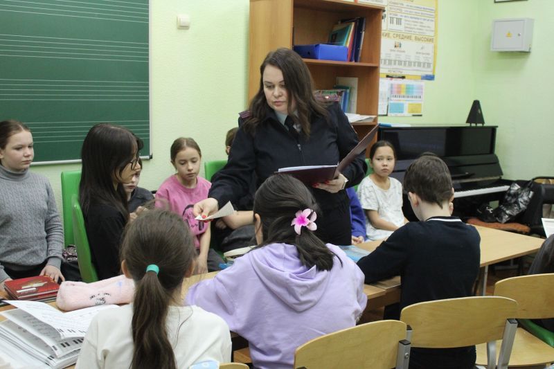 В рамках правовой пропаганды старший юрисконсульт отдела МВД России «Надымский» встретился с воспитанниками школы искусств