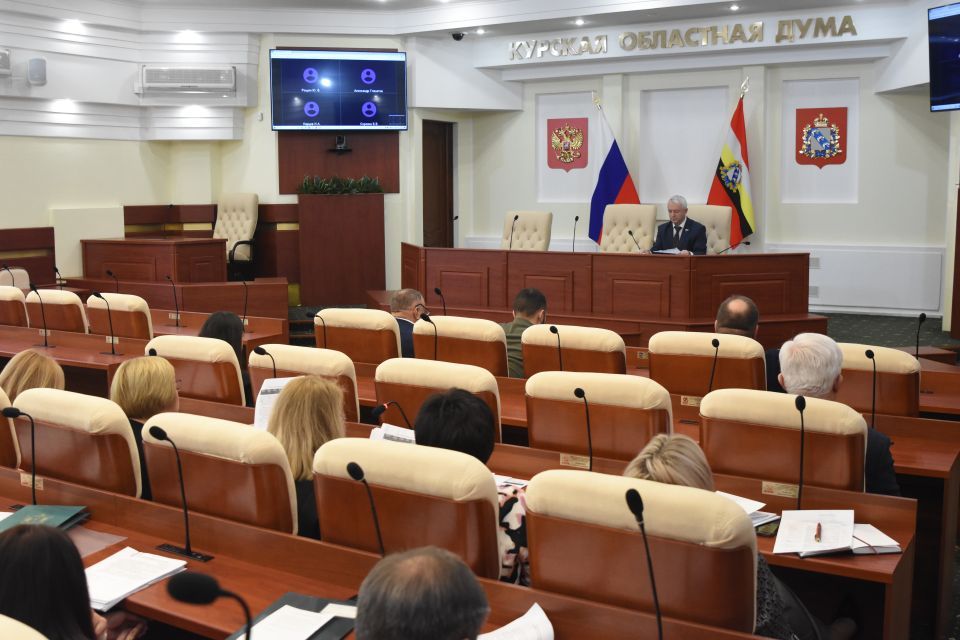 Заседание комитета облдумы: бюджет-2026, помощь детям-сиротам и особенности финансирования медицины