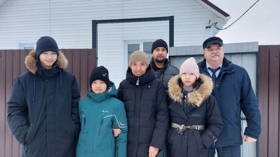 Многодетной семье из Викуловского округа вручили ключи от дома