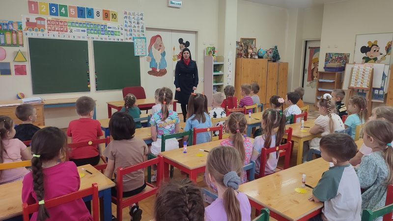 В городе Ельне Смоленской области для воспитанников детского сада проведена акция «Засветись! Стань заметным на дороге!»