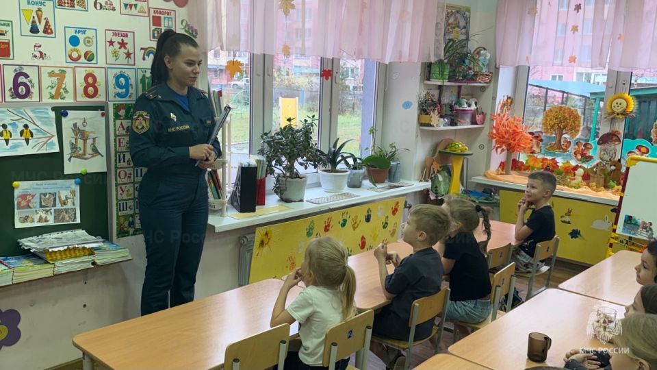 Сотрудники МЧС России провели урок пожарной безопасности в детском саду «Жар?птица»