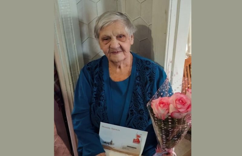 Глава Хакасии поздравил с 95-летием труженицу тыла