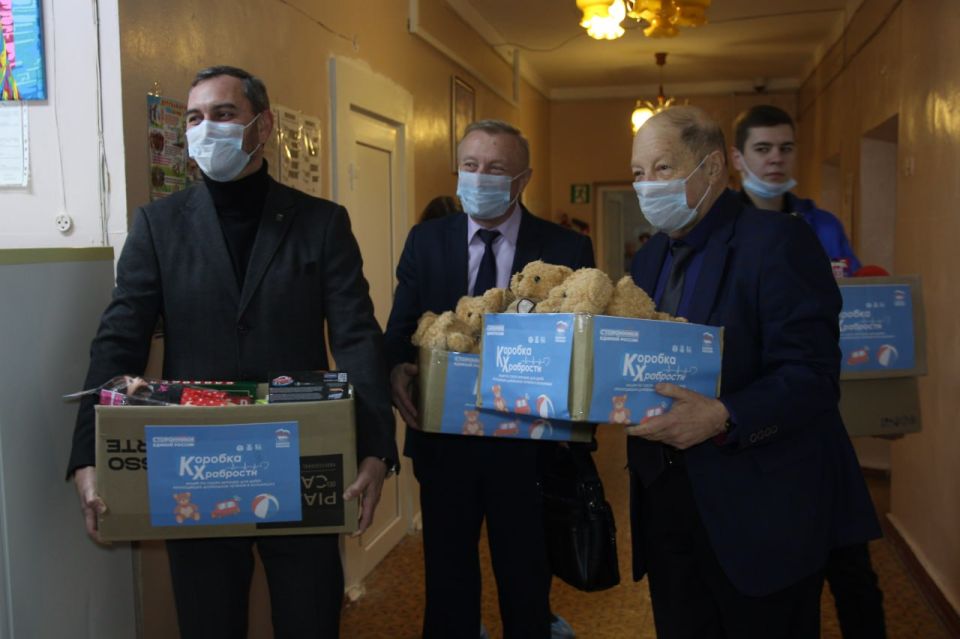 Депутаты от «Единой России» передали игрушки пациентам Луганской детской больницы