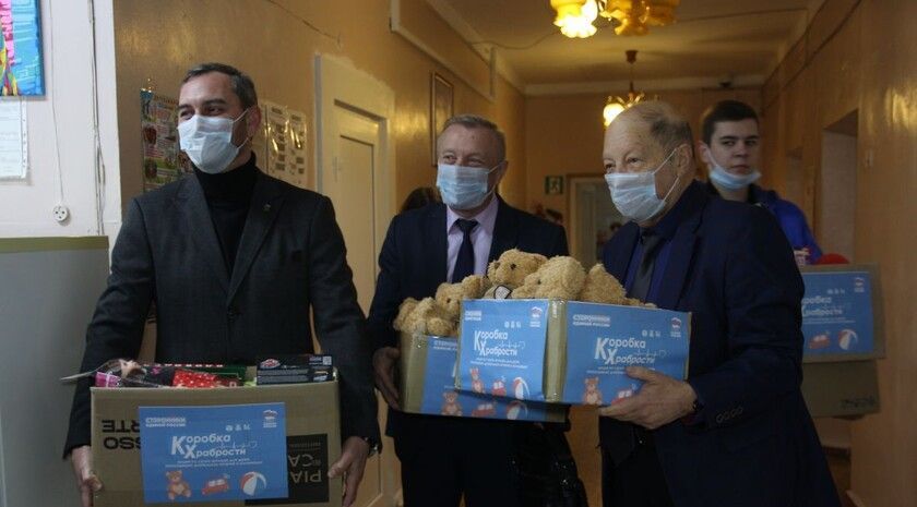 Депутаты «Единой России» передали игрушки пациентам Луганской детской больницы