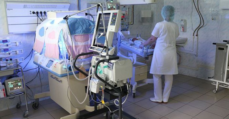 Кировские врачи выходили малышку весом 720 граммов