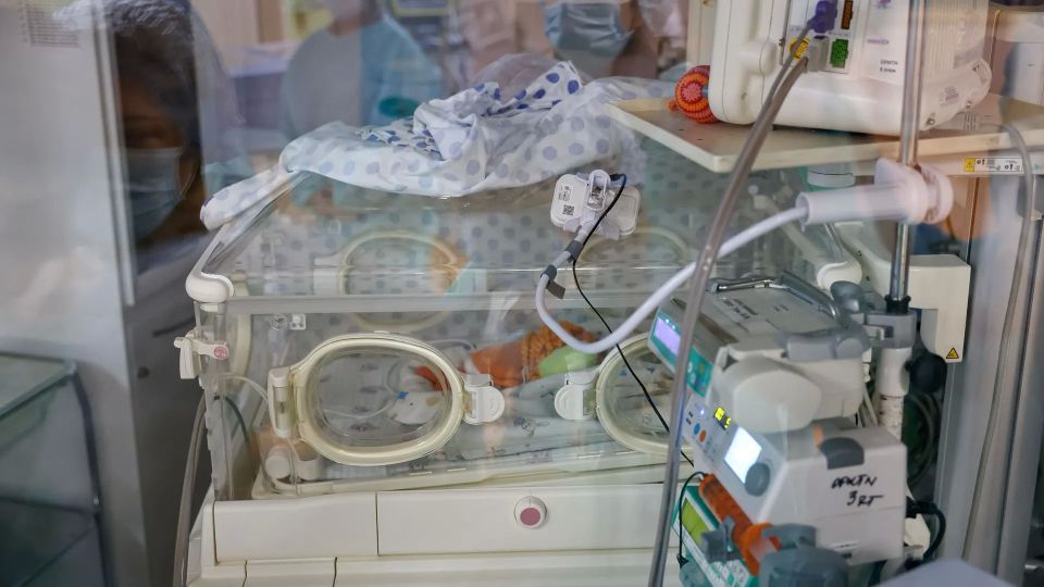 Новорожденных ямальцев обеспечили жизненно важным оборудованием