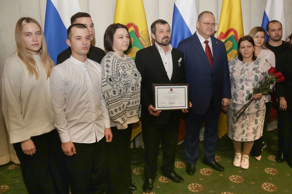 Олег Мельниченко вручил награды 54 пензенцам