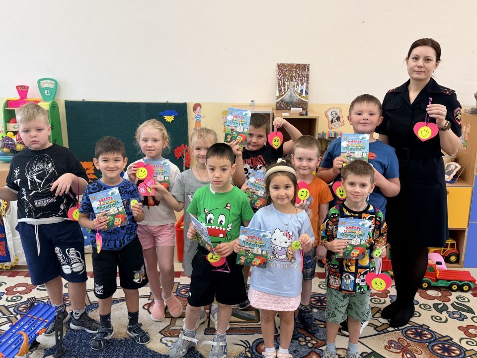 В Поронайске для воспитанников детского сада прошел мастер-класс по изготовлению световозвращателей