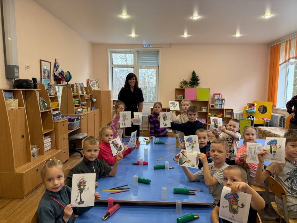 Сотрудники Госавтоинспекции провели мероприятие «Светофор и Автокресло: Раскрась свою безопасность!» для дошколят ДОУ № 145