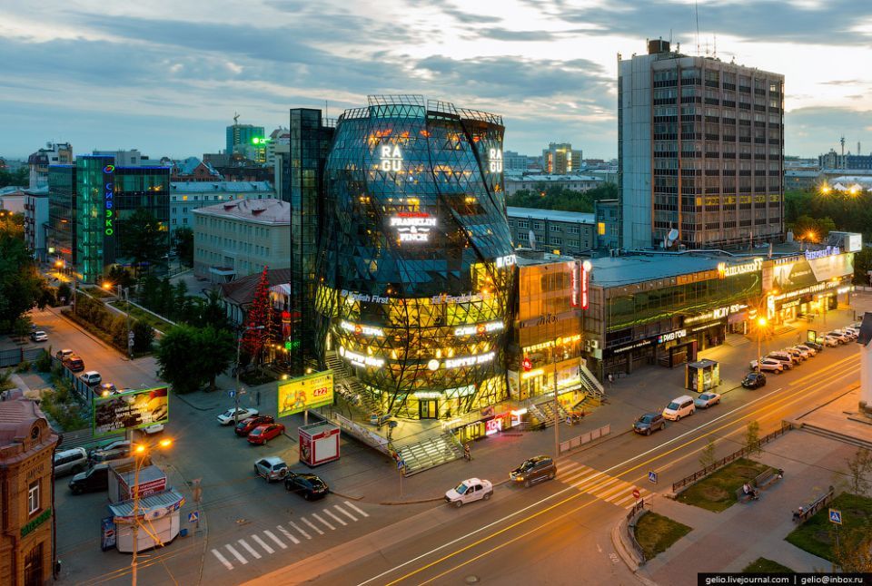 С 6 утра и до 12 ночи – так работают лифты на дамбе Октябрьского моста для маломобильных людей