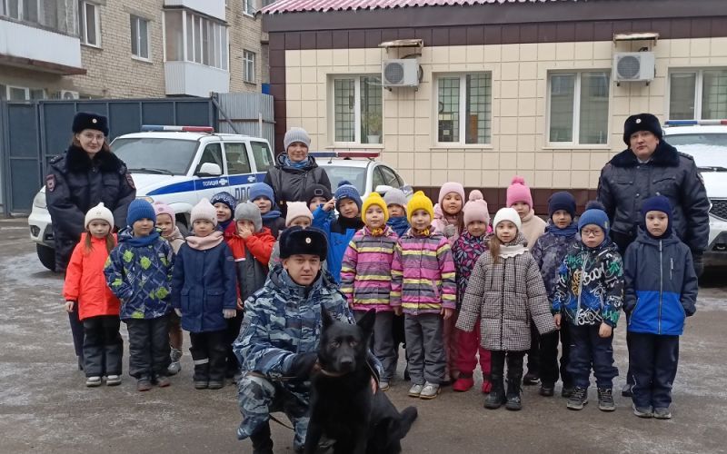 В Аше полицейские организовали экскурсию для воспитанников детского сада