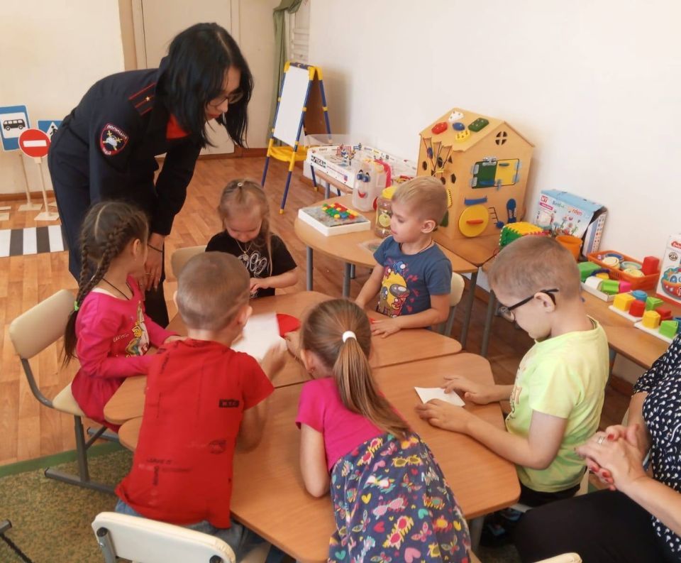 Сотрудники Госавтоинспекции Городищенского района провели мастер-класс по изготовлению световозвращающих аксессуаров