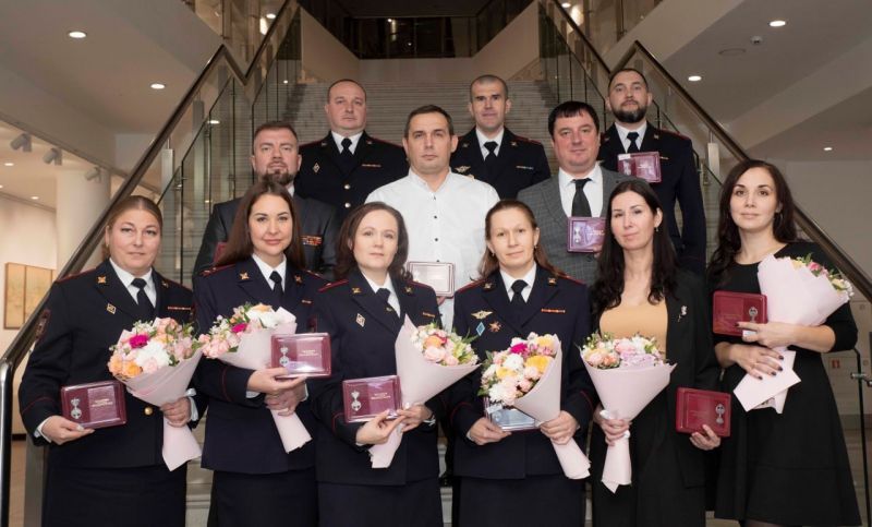 В преддверии Дня матери в Ярославле 7 семей сотрудников полиции награждены медалью «За верность родительскому долгу»