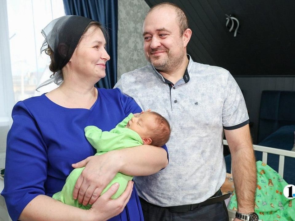 В семье из Челябинской области растут десять сыновей и две дочки