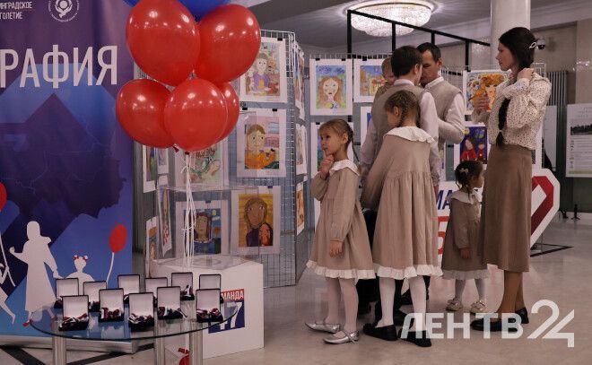 Фоторепортаж ЛенТВ24: ключи от новых микроавтобусов вручили многодетным семьям Ленобласти