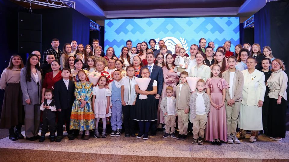 Губернатор наградил ко Дню матери образцовые семьи Ямала