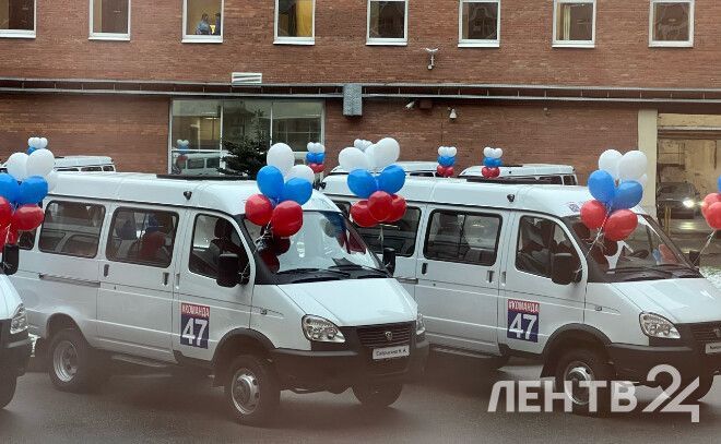11 многодетных семей из Ленобласти получили новые микроавтобусы