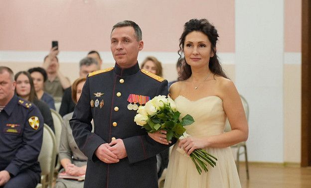 Супруги из Кирова отметили серебряную свадьбу во Дворце бракосочетания