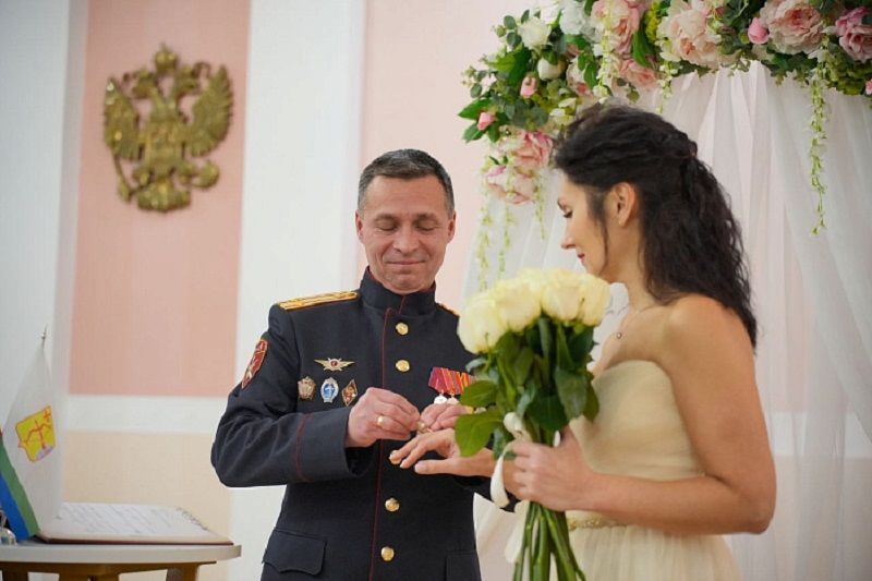 Кировскую многодетную семью поздравил с юбилеем губернатор