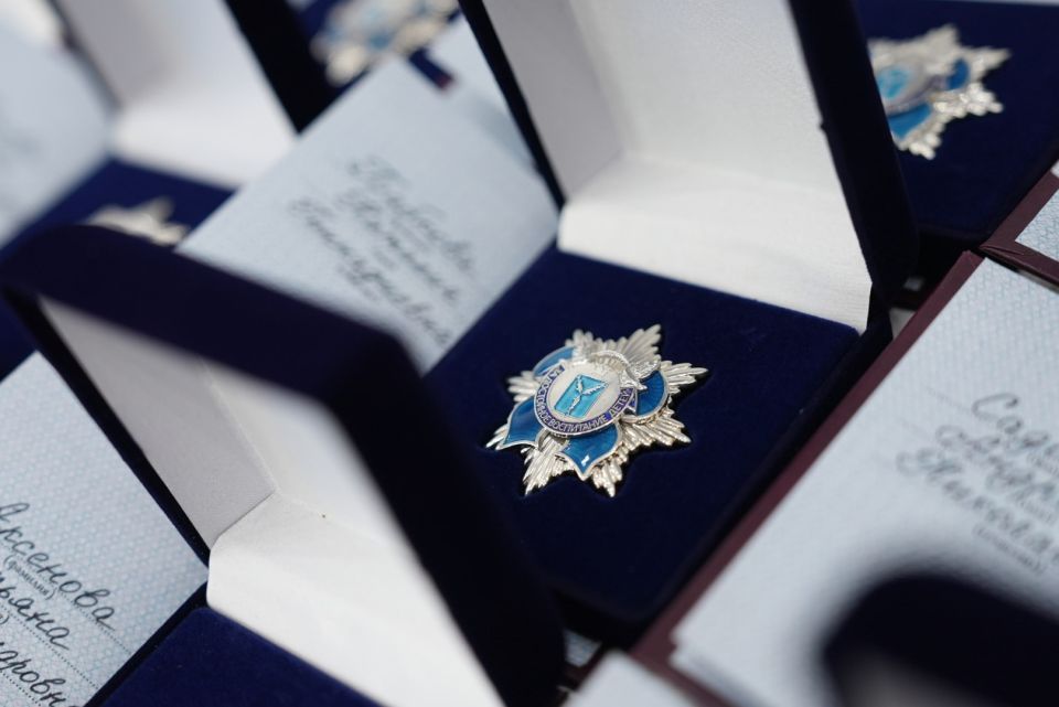 Губернатор наградил почетным знаком 8 саратовских матерей