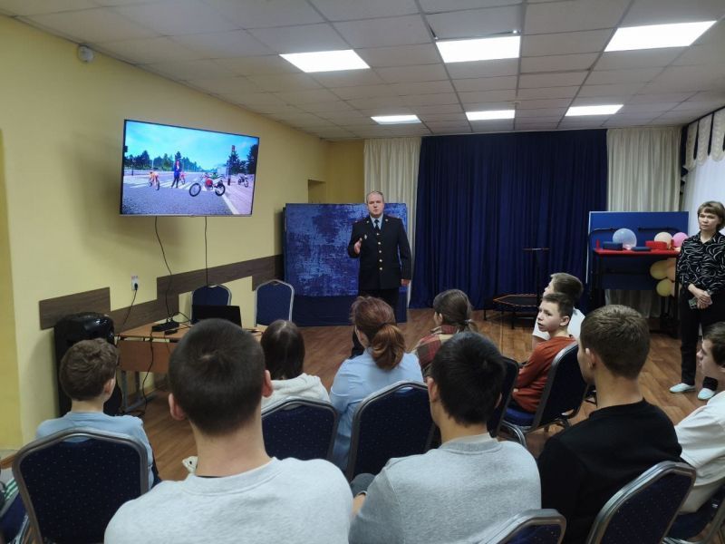 Начальник рыбинского отдела Госавтоинспекции провел беседу с воспитанниками детского дома