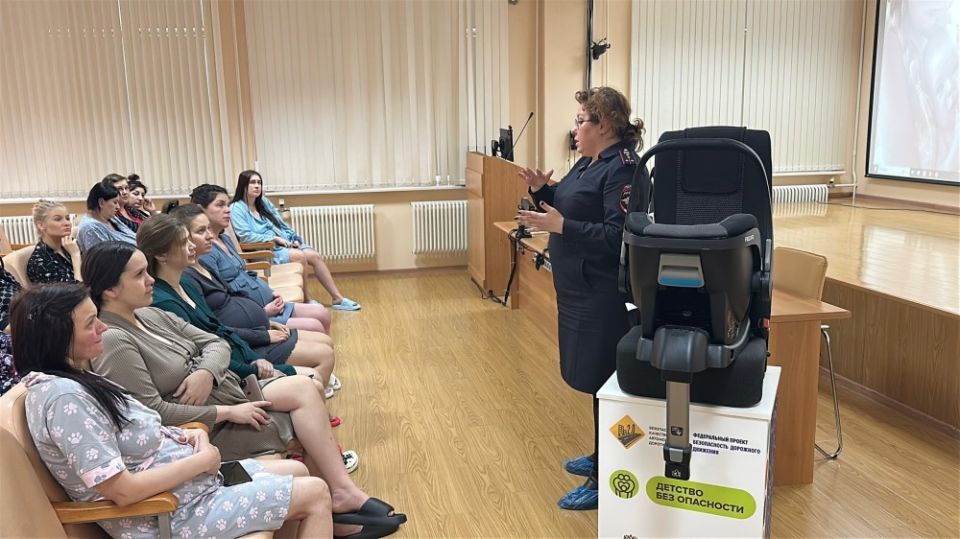 В преддверии Дня Матери сотрудники Госавтоинспекции на базе Областного Перинатального центра провели обучающие занятия