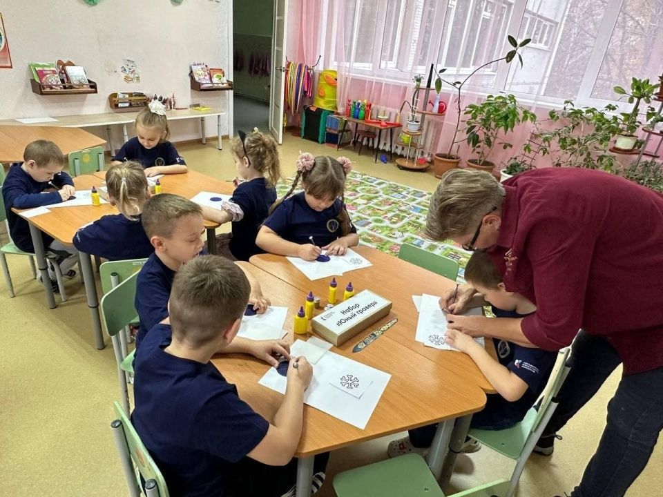 Златоустовские мастера обучили детей из Ясиноватой секретам гравюры