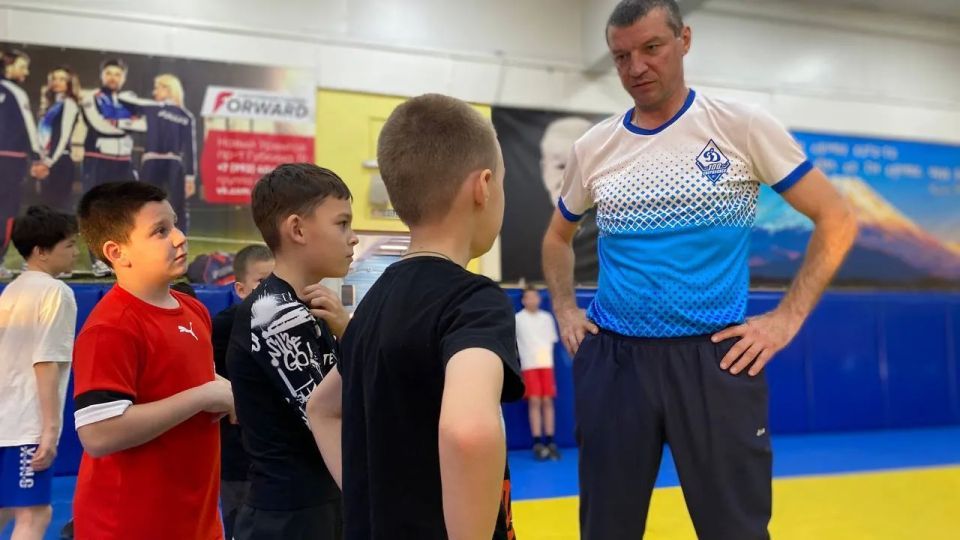 Чемпион по боксу показал ямальцам хук и апперкот