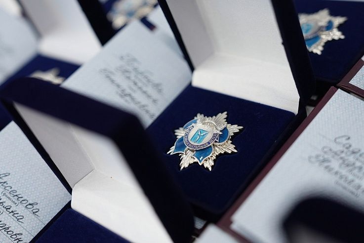 В преддверии Дня матери жительниц Саратова наградили "За достойное воспитание детей"