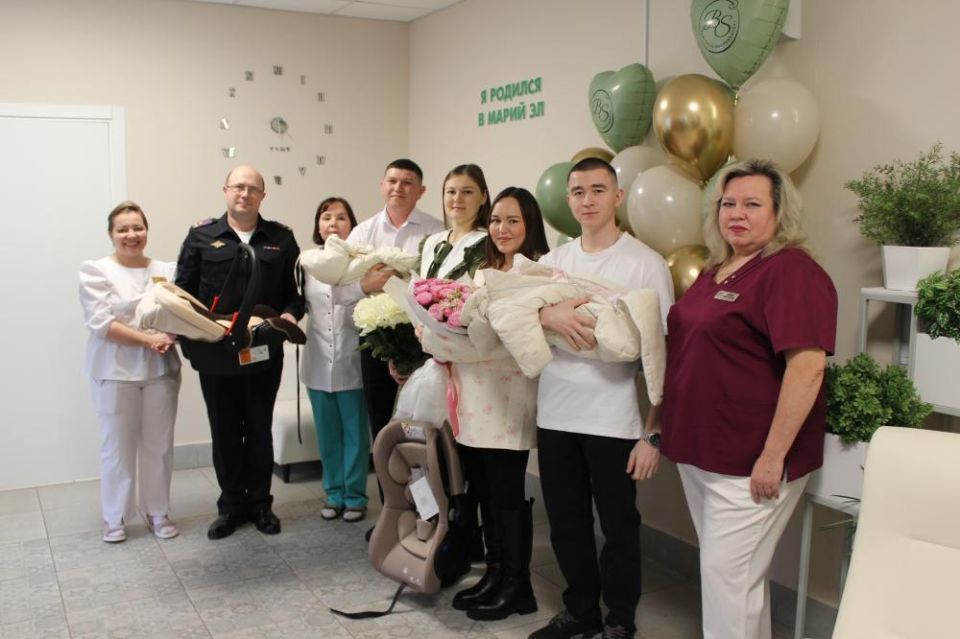 В преддверии Дня матери в Перинатальном центре Йошкар-Олы две семьи при выписке получили автолюльки