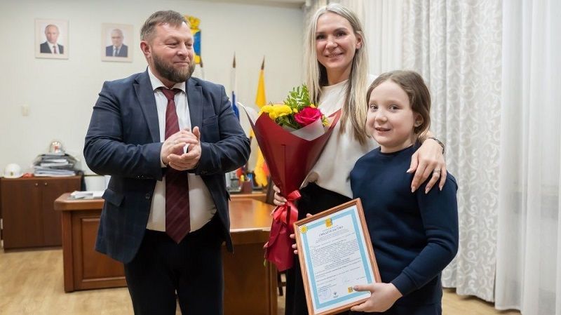 Еще две кировские молодые семьи с детьми получили жилищные сертификаты