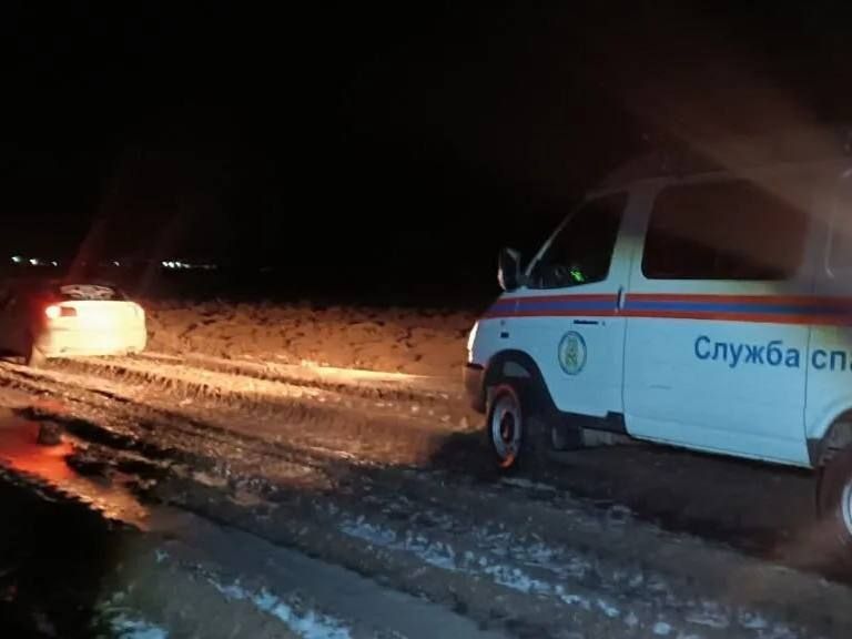 Беременную женщину и мужчину эвакуировали с полевой дороги спасатели в Глазовском районе