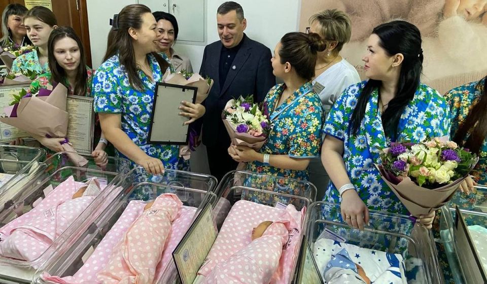 Александр Хинштейн в преддверии праздника поздравил курянок с Днем матери