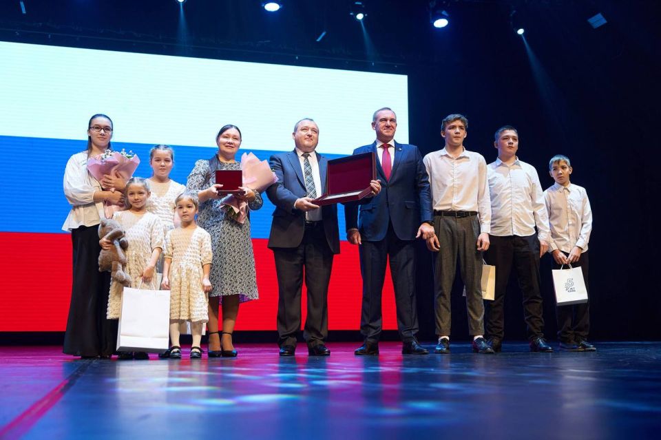 В Югре наградили многодетных родителей в преддверии Дня матери