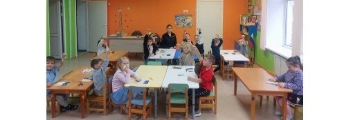 Инспектором по пропаганде БДД отдела Госавтоинспекции ОМВД России "Тамбовский" проведена профилактическая акция "Засветись!" для воспитанников детского сада «Солнышко»