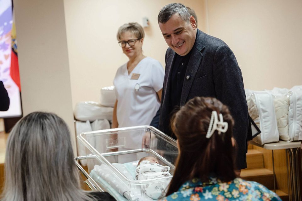 В Курске в преддверии Дня матери поздравили мам и вручили им свидетельства о рождении детей