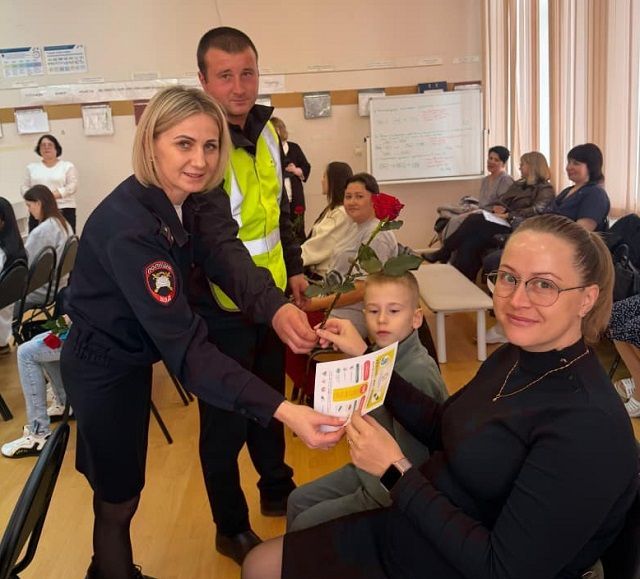 Сотрудники Госавтоинспекции Кубани в преддверии Дня матери посетили женскую консультацию