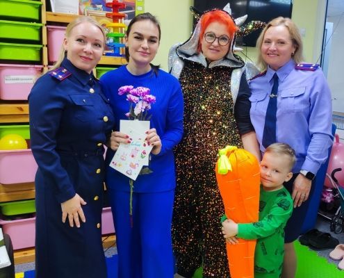 Офицеры следственного управления СК России по Алтайскому краю поздравили с Днем матери мамочек маленьких пациентов онкологического отделения краевой детской больницы (ФОТО)