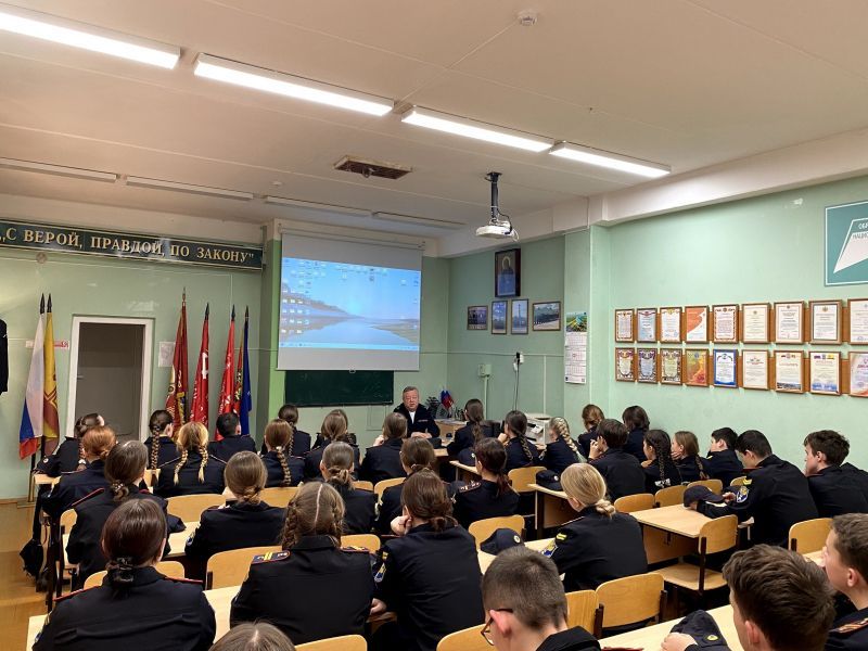 В Чувашии в рамках всероссийской акции «Будь в форме» воспитанники Детской полицейской академии встретились со своими наставниками из МВД по региону