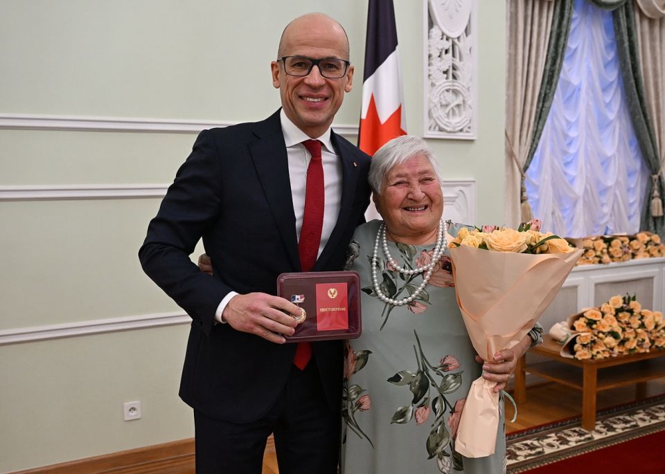 Александр Бречалов вручил знаки отличия «Материнская слава» 18 многодетным мамам Удмуртии