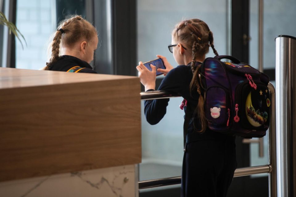 Не смогла уйти. В краснодарской школе очередные издевательства одноклассников над 12-летней девочкой из многодетной семьи закончились переломом ее ноги