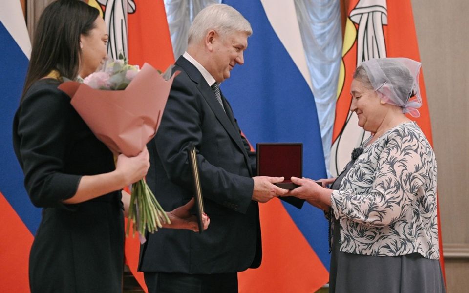 Губернатор Воронежской области Александр Гусев принял участие в торжественном мероприятии, посвященном Дню матери, которое прошло в театре драмы имени А. Кольцова. Он вручил многодетным семьям почетные награды