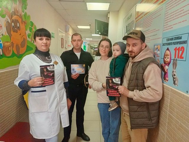 На Кубани профилактические беседы по правилам перевозки маленьких пассажиров проходят в детских поликлиниках