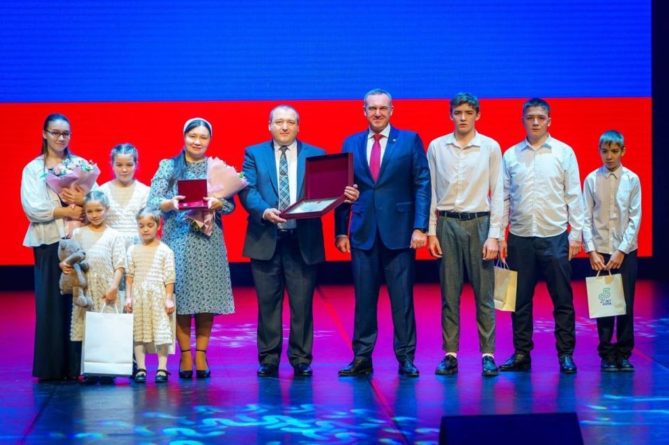 В Югре наградили многодетных родителей в преддверии Дня матери