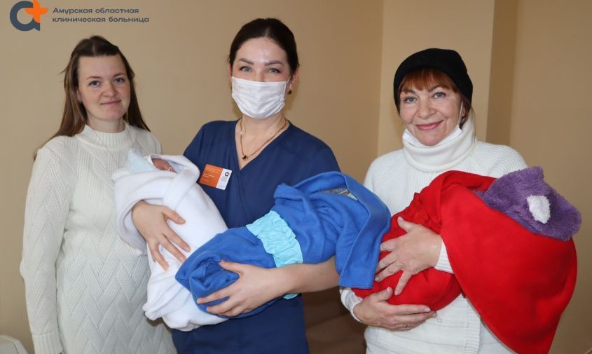 Тройное счастье в триколоре: в Благовещенске из перинатального центра выписали уникальных близнецов