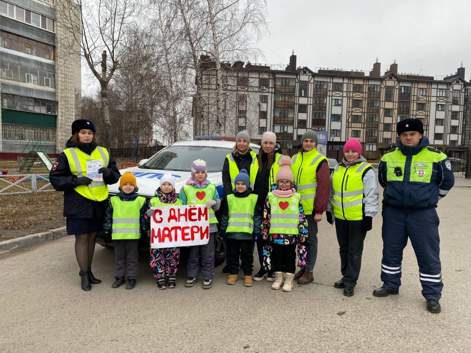 В областном центре прошёл праздничный рейд, посвященный Дню матери