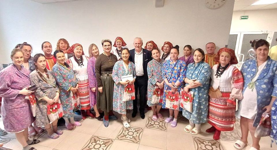 Депутат Госдумы Георгий Карлов устроил островным родительницам душевный день