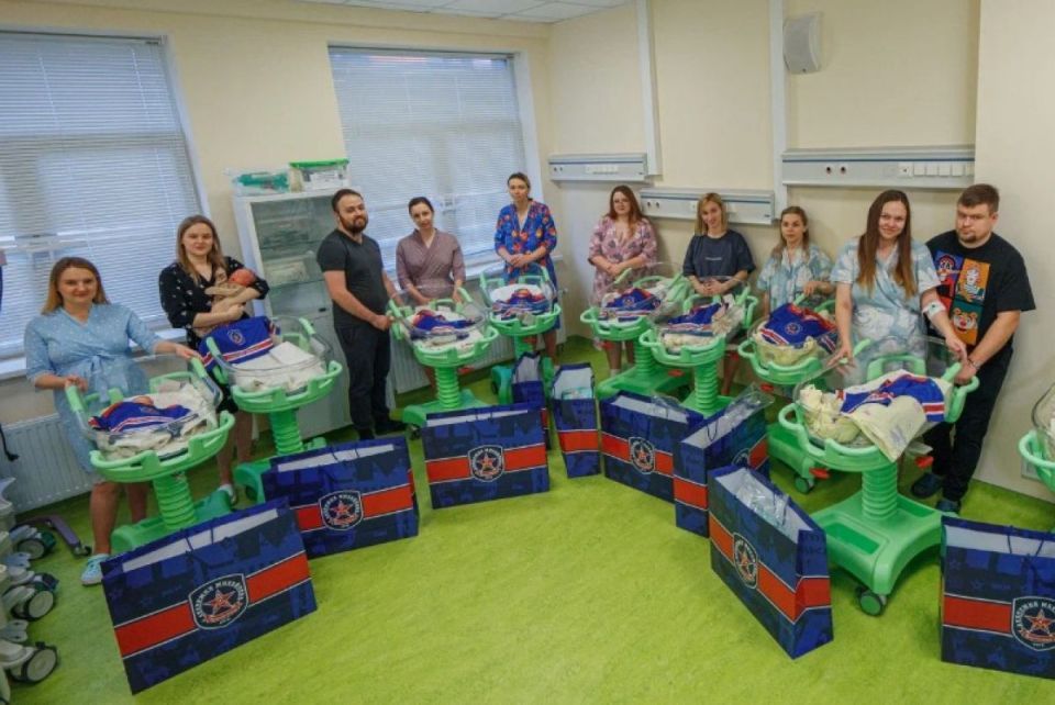 Тульская «Академия Михайлова» поздравила мамочек с рождением детей в день своего шестилетия