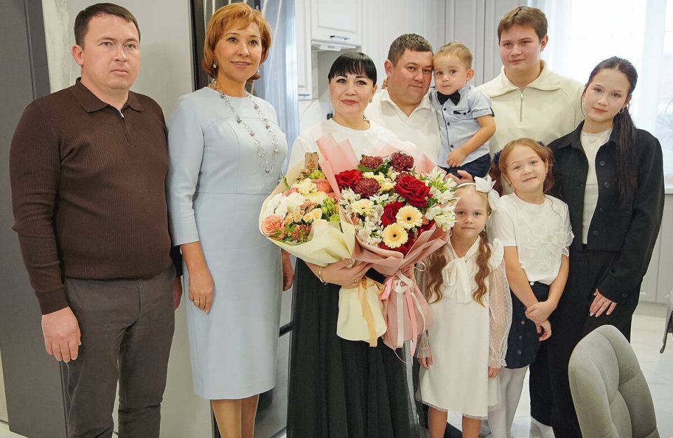 Многодетная жительница Бугульмы воспитывает двух юных хоккеистов