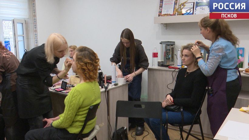 Создали настроение. Волонтеры Псковского детского фонда устроили настоящий сюрприз для мам